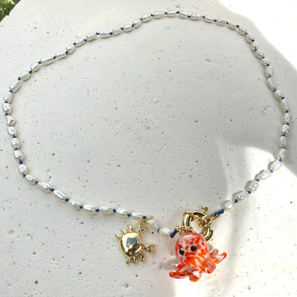 Collar Mareas perlas agua dulce cultivadas MariaBolo en uso, anudado manual hilo azul dijes marinos cangrejo rodio pulpo vidrio look playero verano elegante Colombia