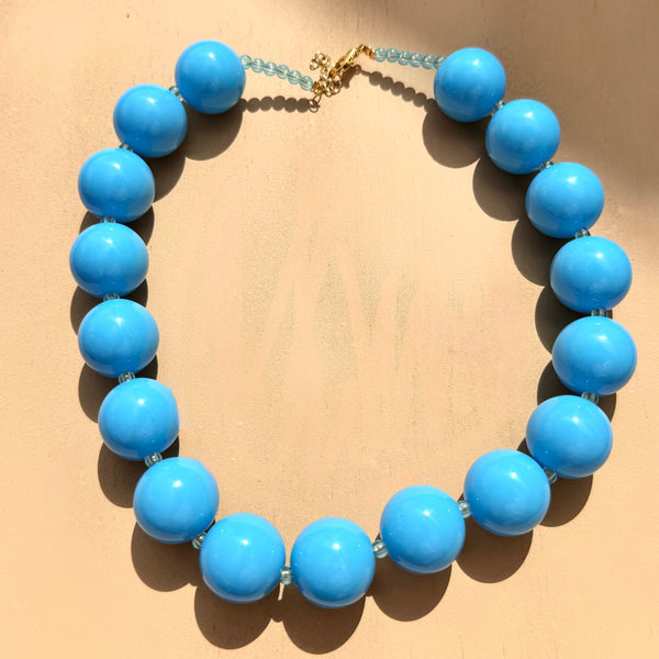 Detalle cierre ajustable maxi collar esferas amarillas tipo ábaco MariaBolo, diseño colorido para looks de verano y playa