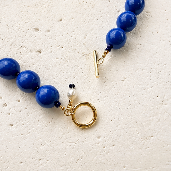 collar azul con broche dorado ajustable y dije de perla