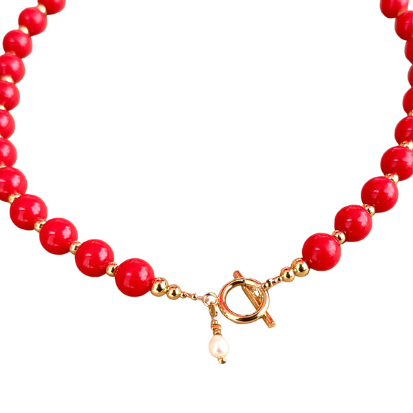 collar pepas rojas 5mm y doradas rodio 2.5mm intercaladas con dije perla agua dulce natural MariaBolo, collar statement elegante llamativo