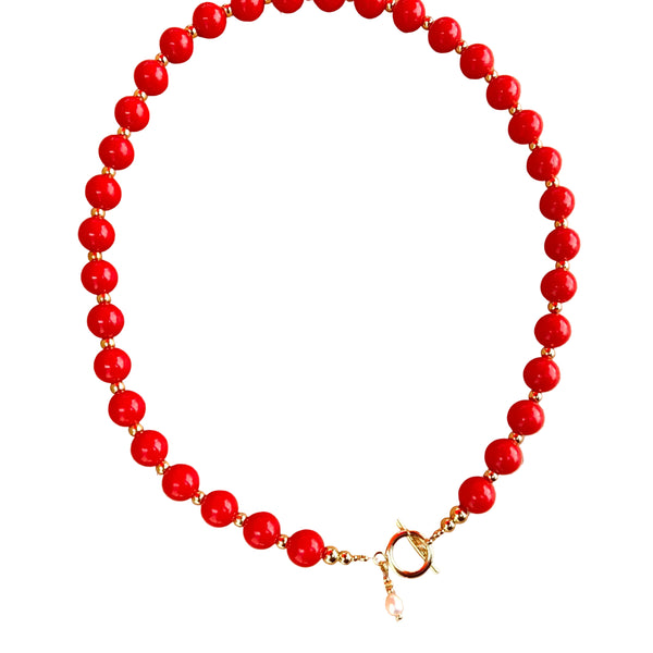 Detalle pepas rojas y doradas rodio intercaladas collar MariaBolo, broche dorado rodio libre de níquel perla natural
