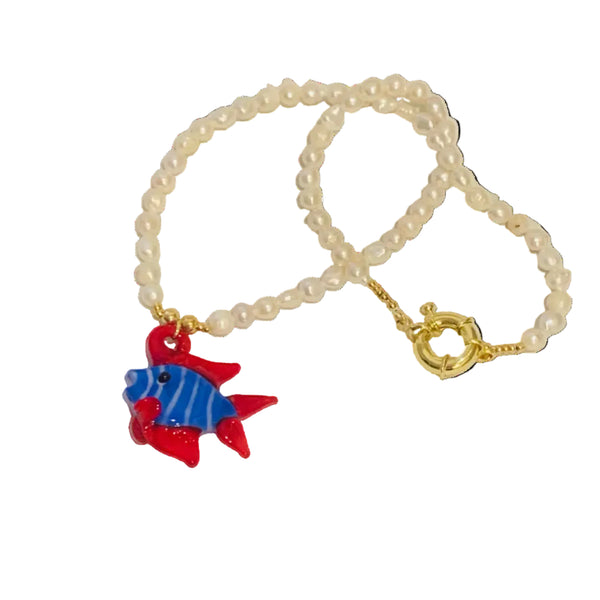 Dije en fomra de pescado y cuencas de perla de agua dulce  con broche flotador