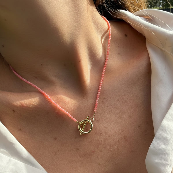 Collar en coral dije hamsa con broche en T  dosdiseños en uno