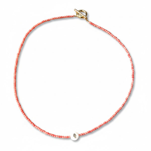 Collar coral mano hamsa dorada nácar broche rodio accesorio espiritual femenino MariaBolo