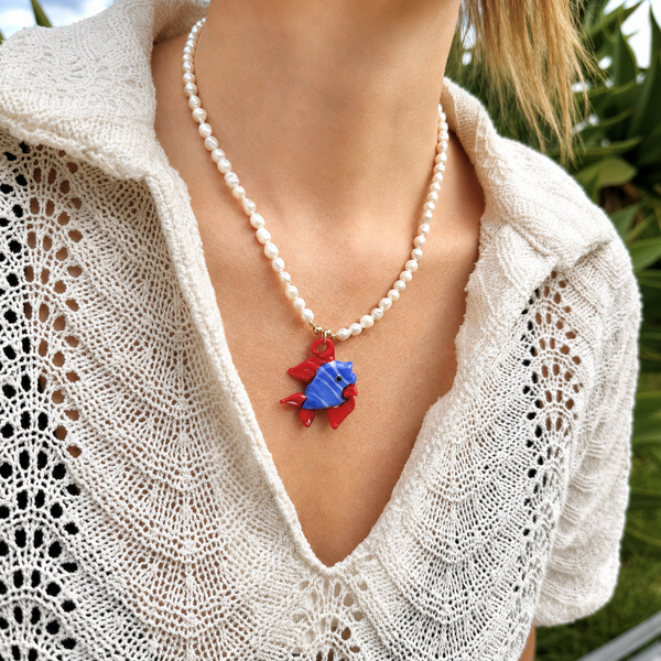 Collar de Perlas de Agua Dulce con Dije de Pez en vidrio hecho a mano