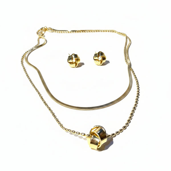 Collar doble nivel impact rodio MariaBolo en uso, cadena plana elegante y mini balines ovalados dije nudo móvil look sofisticado coordinado aretes regalo Colombia
