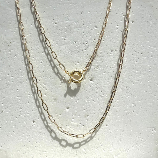 Collar eslabón oval dorado 60cm y cadena corta rodio MariaBolo en plano combinadas, layering dorado minimalista look coordinado elegante hipoalergénico regalo mujer Colombia