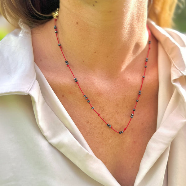 Collar minimalista hilo rojo oscuro circones negros sofisticado cierre flotador rodio MariaBolo Colombia