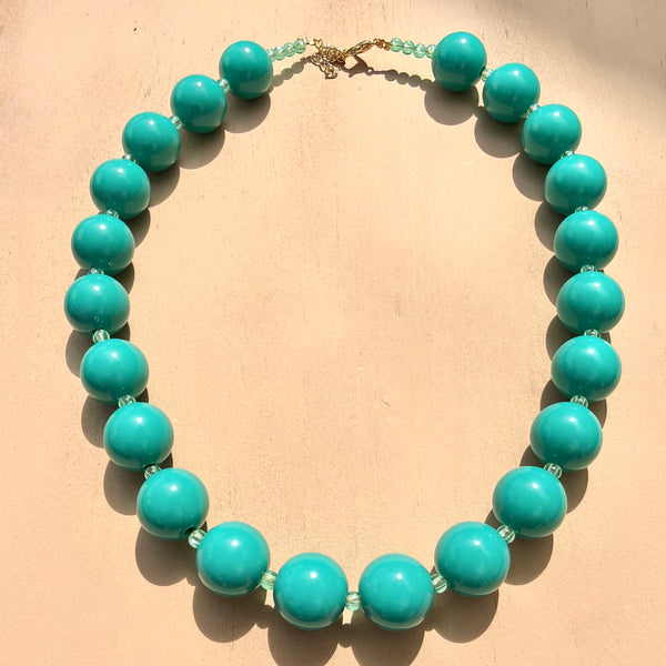 Collar mediano aguamarina llamativo y vibrante  Collar pepas medianas aguamarina vibrante, collar statement versátil azul verdoso con cierre ajustable para mujer