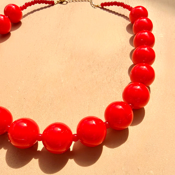 collar pepas medianas rojo vibrante, collar statement versátil color rojo intenso con cierre ajustable para mujer