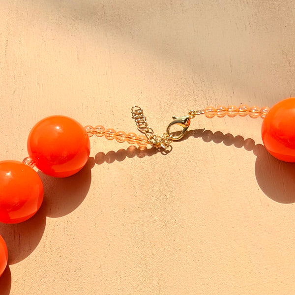 Collar maxi pepas naranja intenso estilo boho chic, pieza statement de tendencia con esferas grandes brillantes