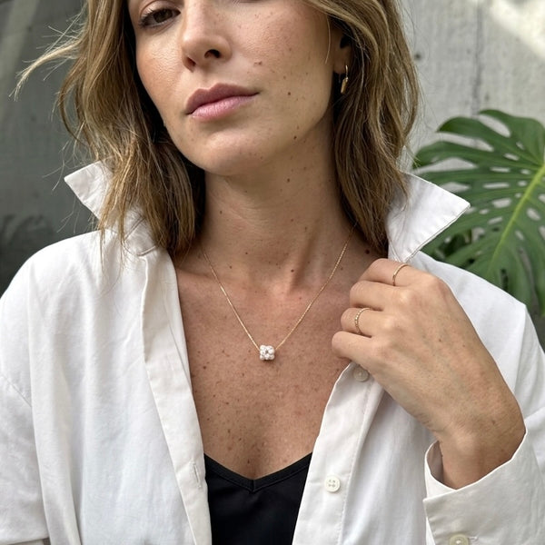 Cadena rodio con dije perlas agua dulce natural balín hipoalergénica collar minimalista MariaBolo Colombia