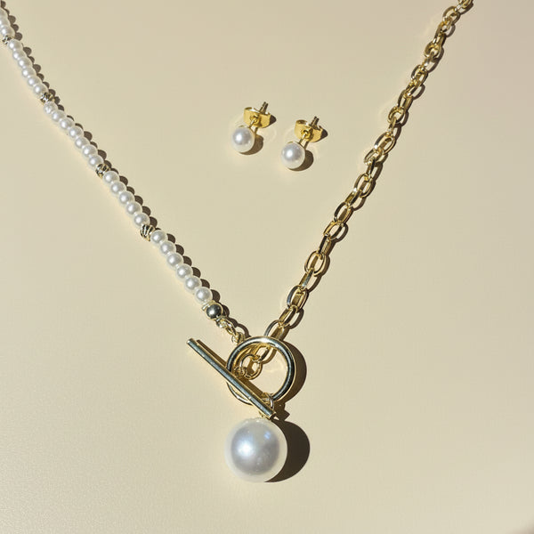 Detalle de las perlas sinteticas y el dije pendulo en rodio dorado collar MariaBolo