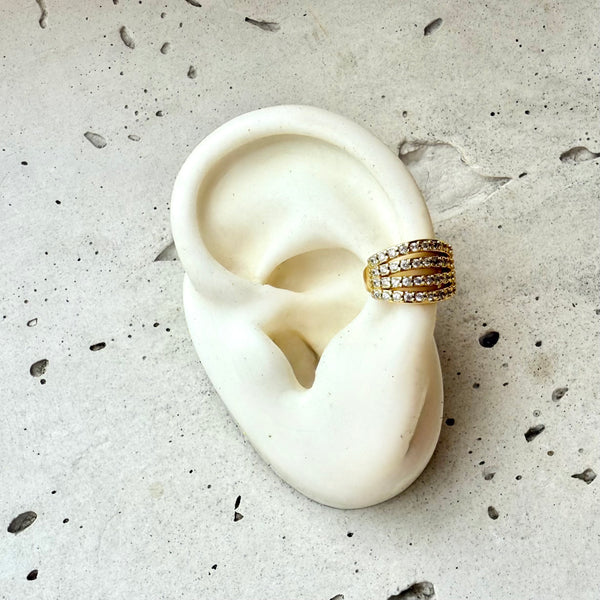 Detalle earcuff Rey Midas circones dorados rodio MariaBolo, cuatro líneas brillo sutil ajustable cartílago mujer Colombia
