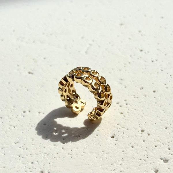 Ear Cuff Indonesia con textura en relieve en rodio hipoalergenico MariaBolo