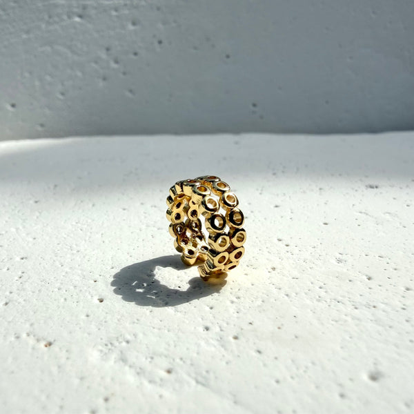 Detalle de la apertura y ajuste a presion del Ear Cuff Indonesia