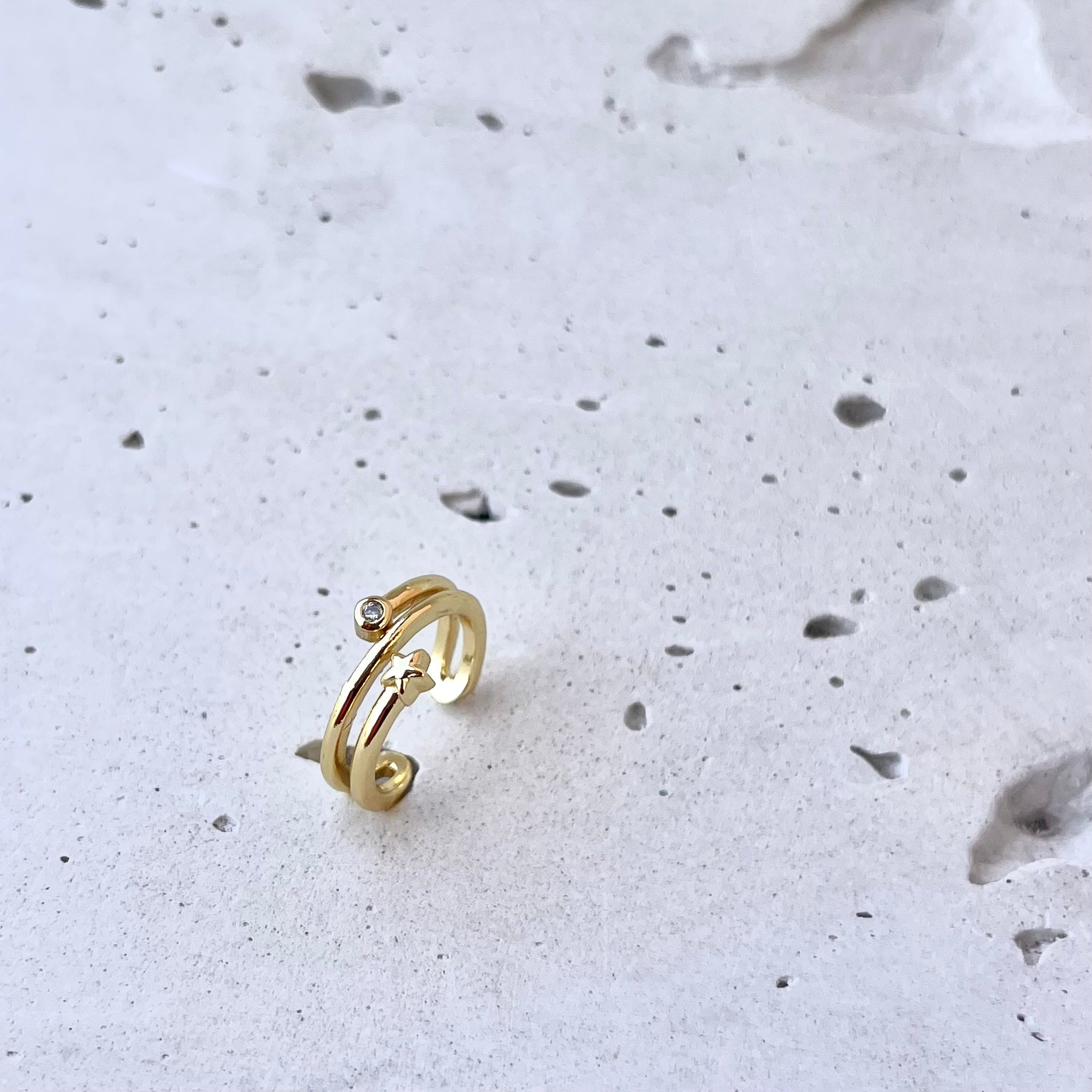 Earcuff Arturo dorado en rodio - Diseño minimalista MariaBolo