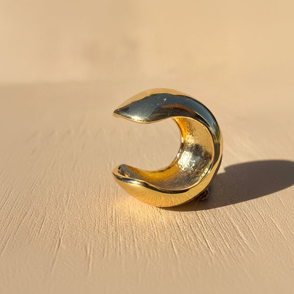 Ear cuff cóncavo liso dorado rodio MariaBolo sin perforación, accesorio cartílago mediano minimalista hipoalergénico tendencia Colombia