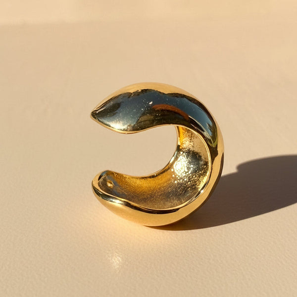 Detalle ear cuff cóncavo dorado rodio MariaBolo, diseño liso minimalista ajuste cartílago sin perforación libre de níquel