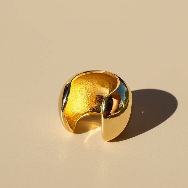 Earcuff cóncavo dorado MariaBolo en oreja, accesorio cartílago sin perforación tendencia ear stack regalo moderno mujer Colombia