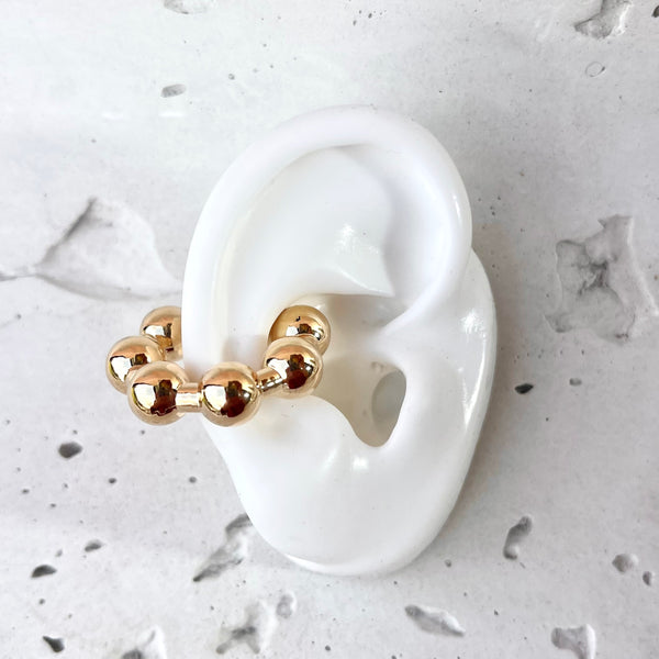 Detalle earcuff Colon 8 balines - Maxi ear cuff dorado sin perforación hipoalergénico