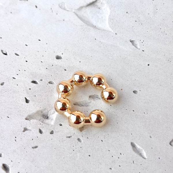 Mujer luciendo earcuff maxi balines dorado - Pendiente sin agujero elegante MariaBolo
