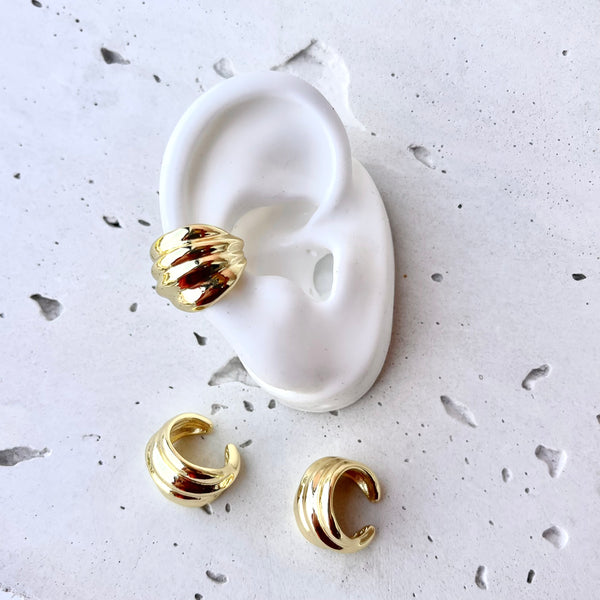 Detalle de textura martillada
Earcuff ajustable sin perforación