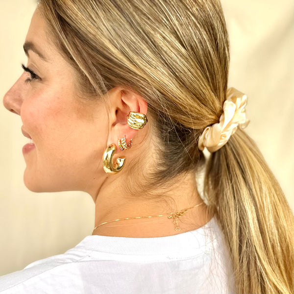 Earcuff texturizado de rodio con diseño martillado 