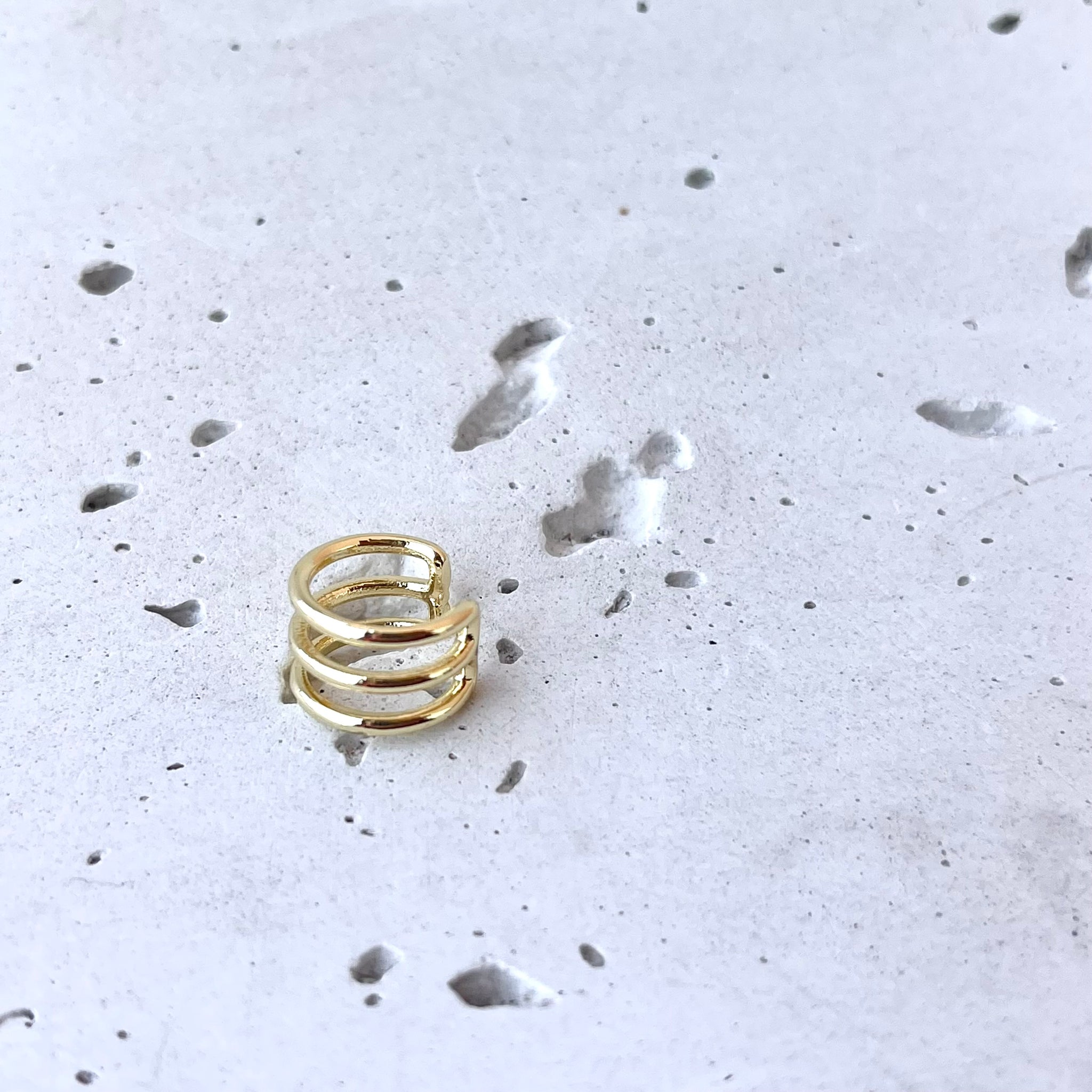 Earcuff Praga dorado en rodio - Diseño minimalista MariaBolo
