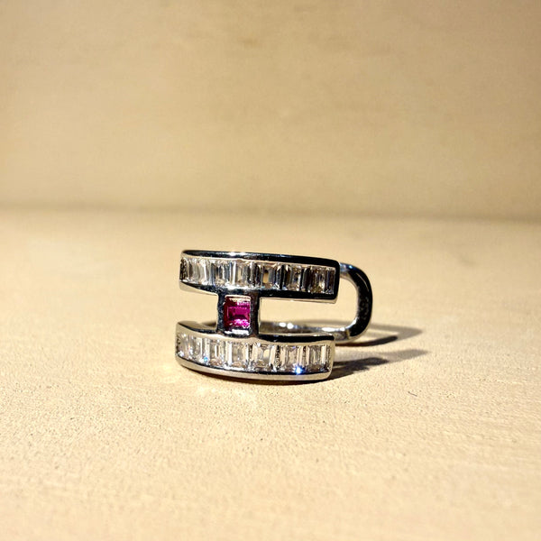 Detalle de estructura y acabado en rodio plateado del Earcuff Tectonic