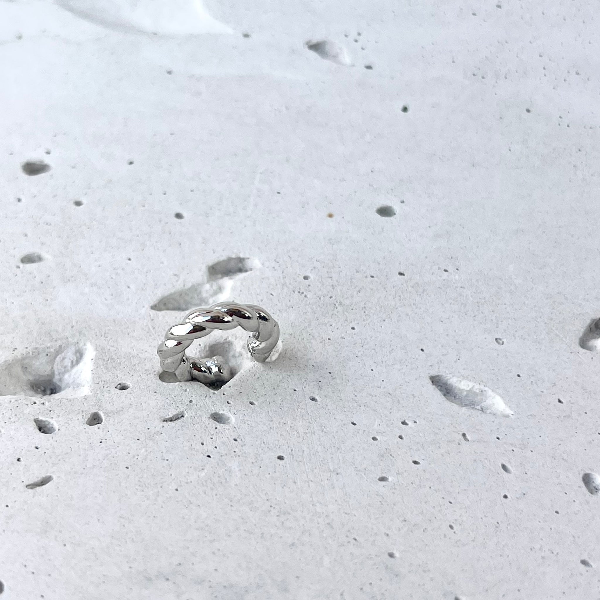 Earcuff Torke mini plateado - Arete hilo entorchado sin perforación delicado