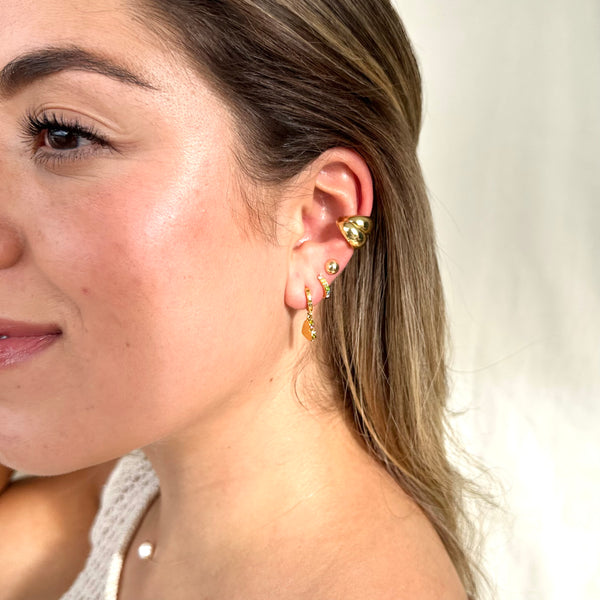 Ear cuff Elektra dorado puffy - Arete moderno sin perforación ajustable