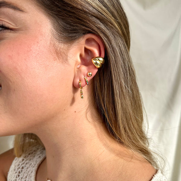 Mujer luciendo earcuff doble gota dorado - Arete sin agujero tendencia MariaBolo