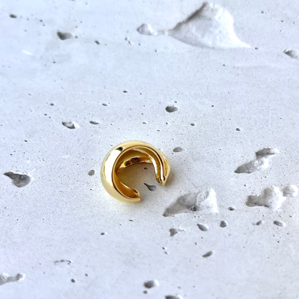 Detalle earcuff Elektra rodio dorado - Diseño dos gotas abrazando oreja