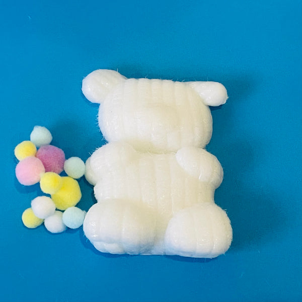 Niño jugando con mochi peludo - Fidget toy textura peludita didáctico