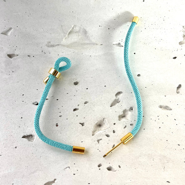 Pulsera de hilo ajustable con dije de trébol en rodio dorado - MariaBolo Accesorios