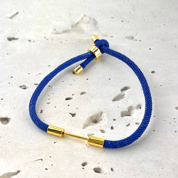 Pulsera de hilo ajustable con dije de trébol en rodio dorado - MariaBolo Accesorios