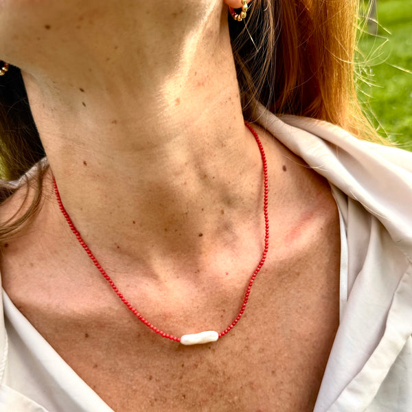 Collar Coral con Perla de Agua Dulce Asimétrica - Broche Dorado Rodio