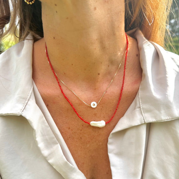 Collar Coral con Perla de Agua Dulce Asimétrica - Broche Dorado Rodio