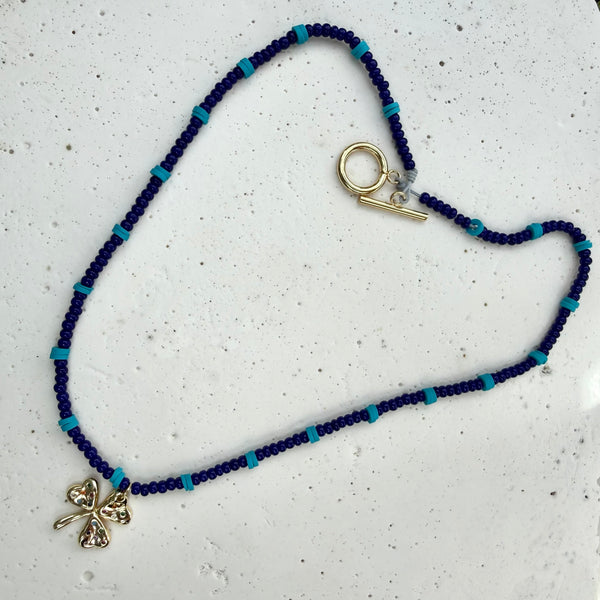 Collar Azules con Dije Trébol Piedras Azules y Broche Rodio