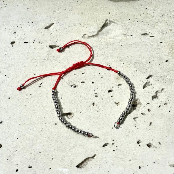 Pulsera hilo rojo ajustable Godo Balín balines plateados libre de níquel joyería Colombia