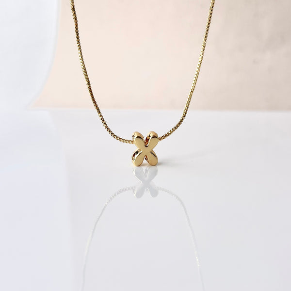 Collar letra cupidito dorado personalizable en baño de oro 18k con diseño inflado