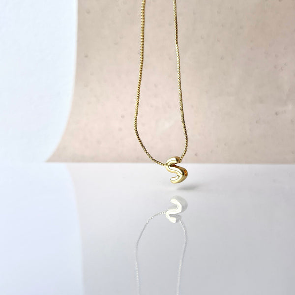 Cadena letra cupidito ajustable con cierre de 21.5 cm en tono dorado