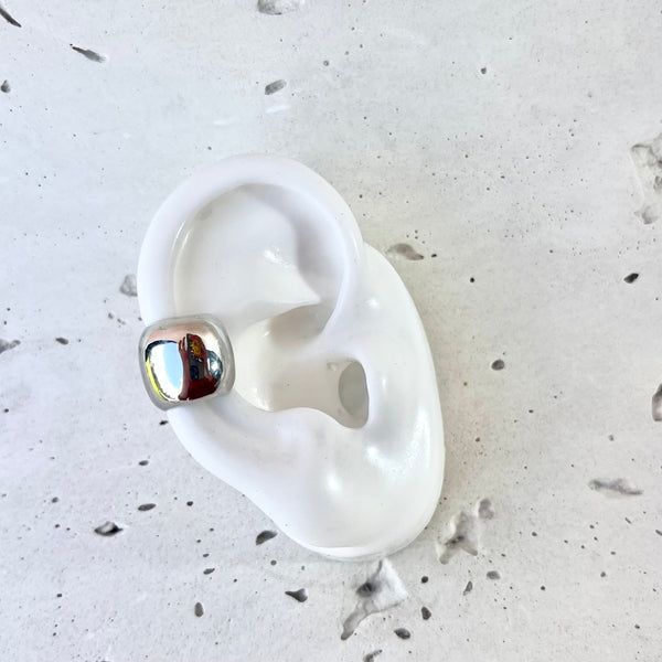 Mujer luciendo earcuff puffy plateado sin agujero - Tendencia joyería 