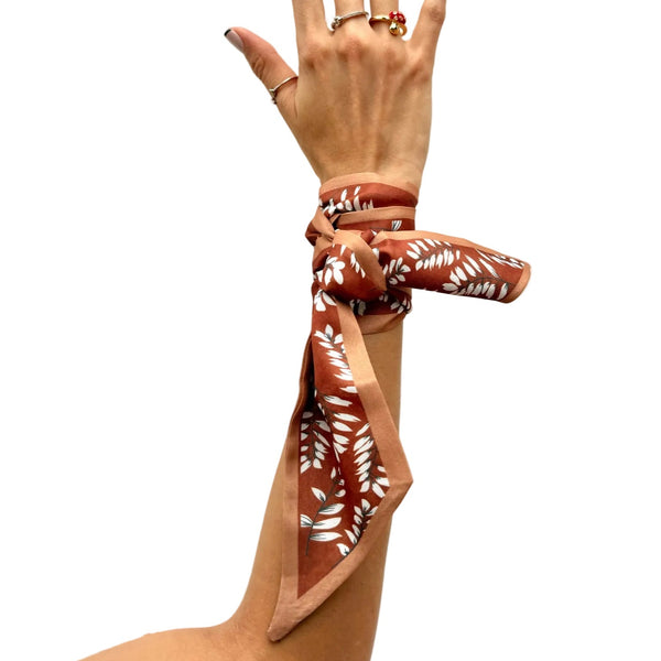 Pañuelo café co estampados hojas tipo olivo 