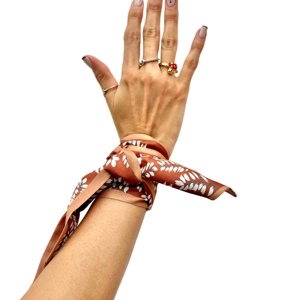 Pañuelo cafe con diseño estampado de hojas blancas tipo olivo 