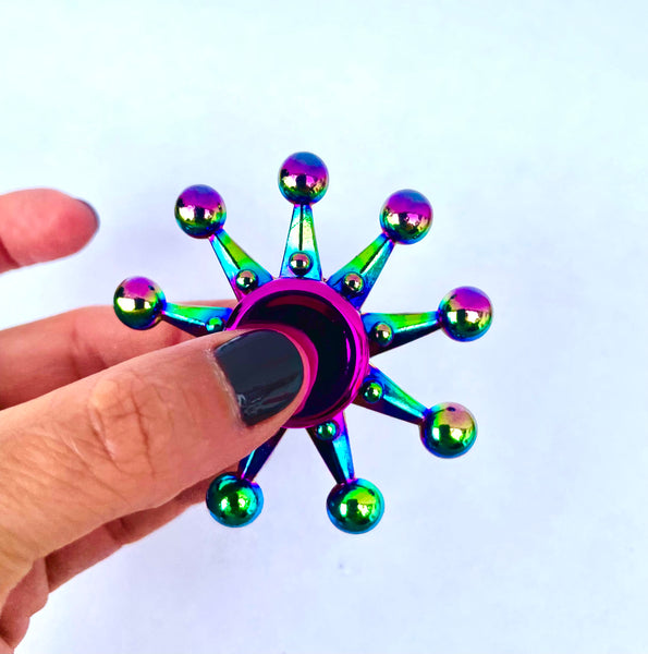 Persona usando spinner tornasol, juguete antiestrés con giro suave y silencioso
