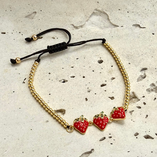 Pulsera de fresas en rodio con esmalte y balin ajustable 