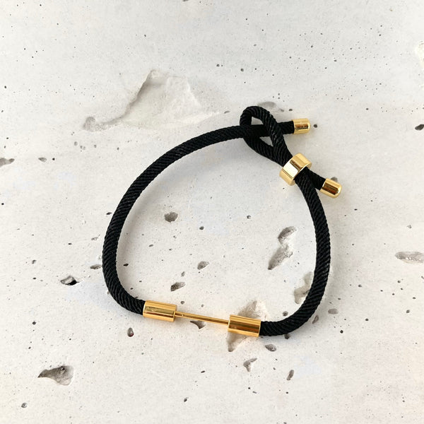 Accesorio elegante para mujer
Pulsera de hilo Negro con dije de la suerte.  Diseño ajustable y personalizado
