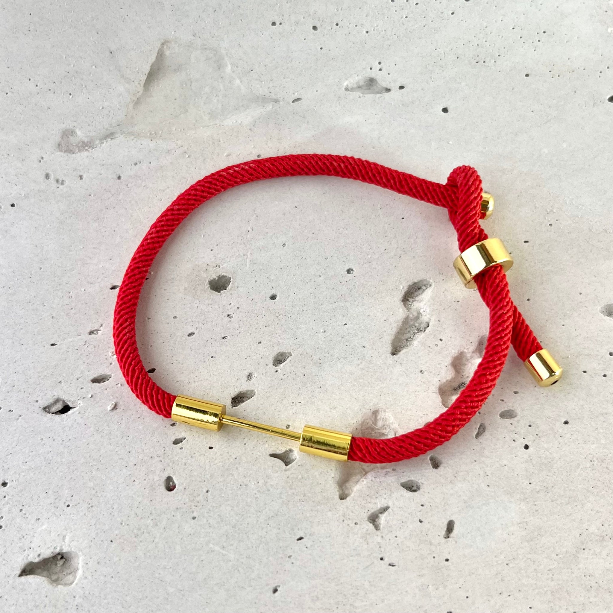 Pulsera de hilo rojo con dije de la suerte - Diseño ajustable y personalizado